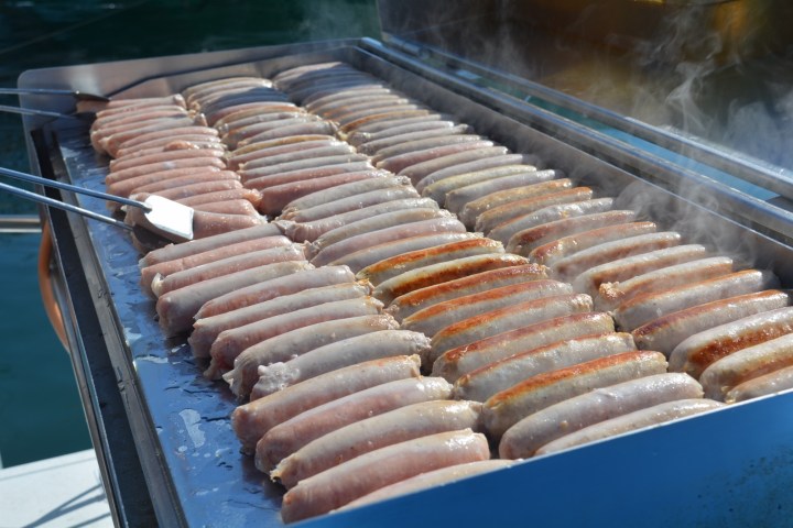 Salchichas en la barbacoa