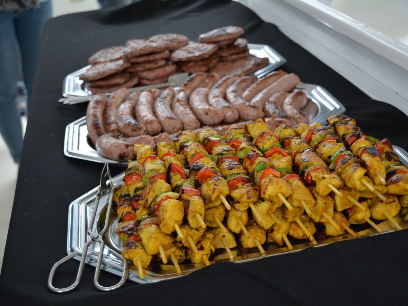 Comida asada en la barbacoa servida en una bandeja