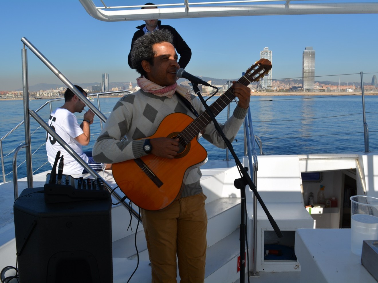 Guitarrista cantando