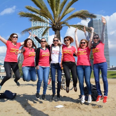 Mujeres saltando felices
