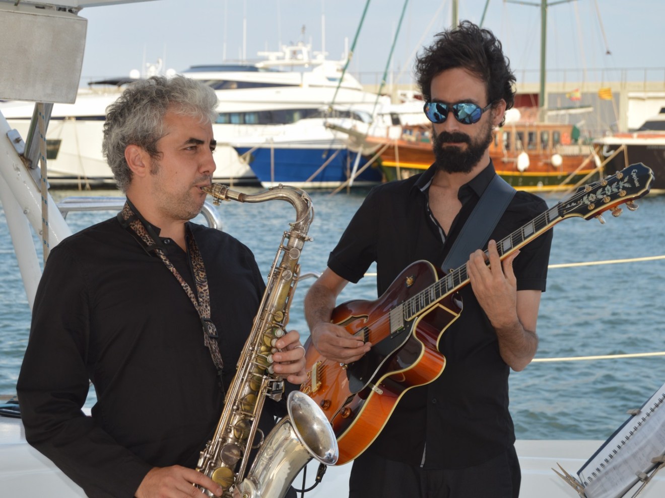 Saxofonista y guitarrista tocando