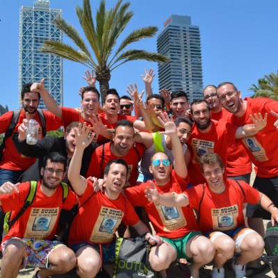 Grupo de chicos saludando