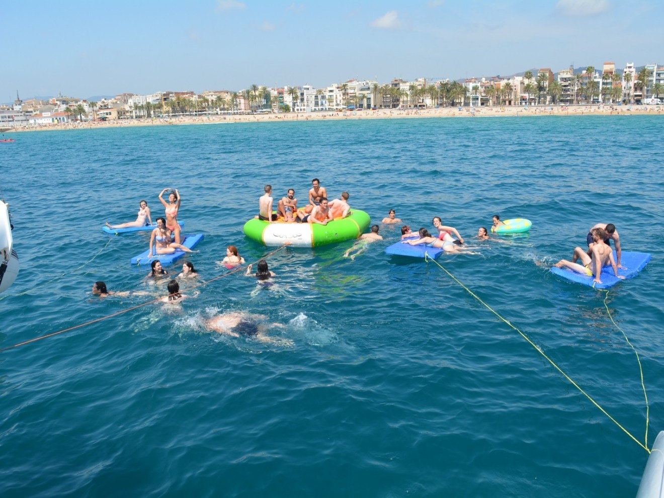 Grupo divirtiéndose en el momento del baño