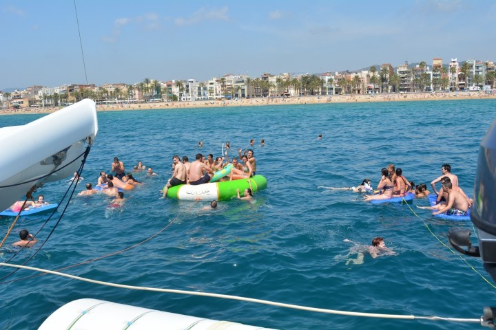 Grupo disfrutando de actividades acuáticas