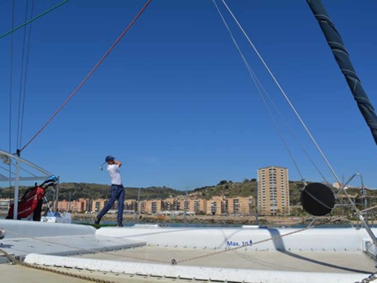 Practicando golf a bordo del catamarán