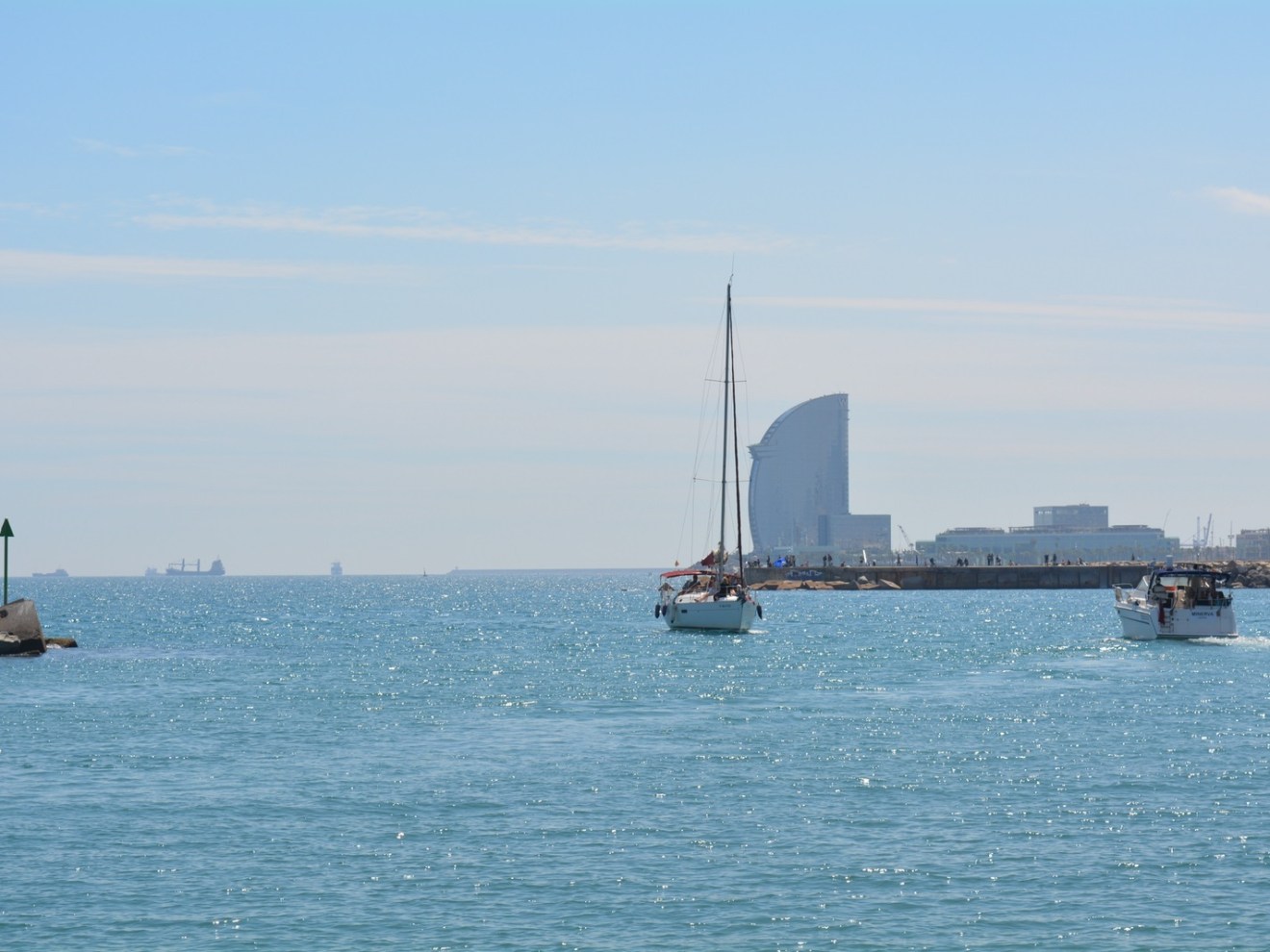 Velero saliendo del Puerto de Barcelona