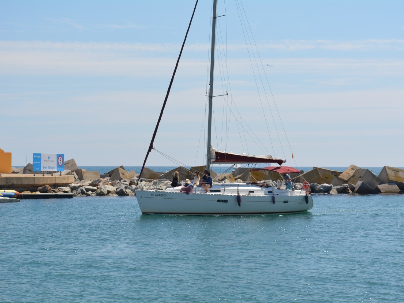 Velero entrando en el Puerto de Barcelona