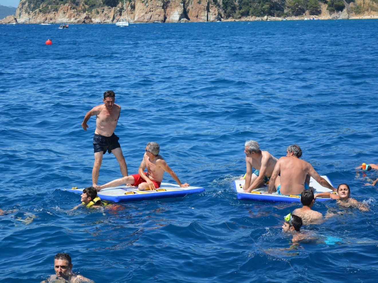 Grupo en las colchonetas flotantes