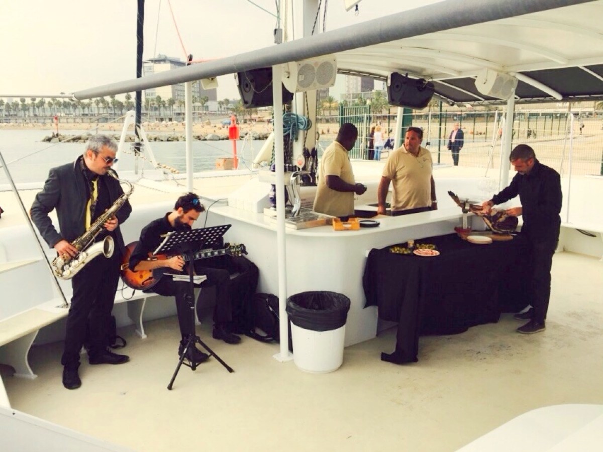 Dúo musical tocando durante un evento