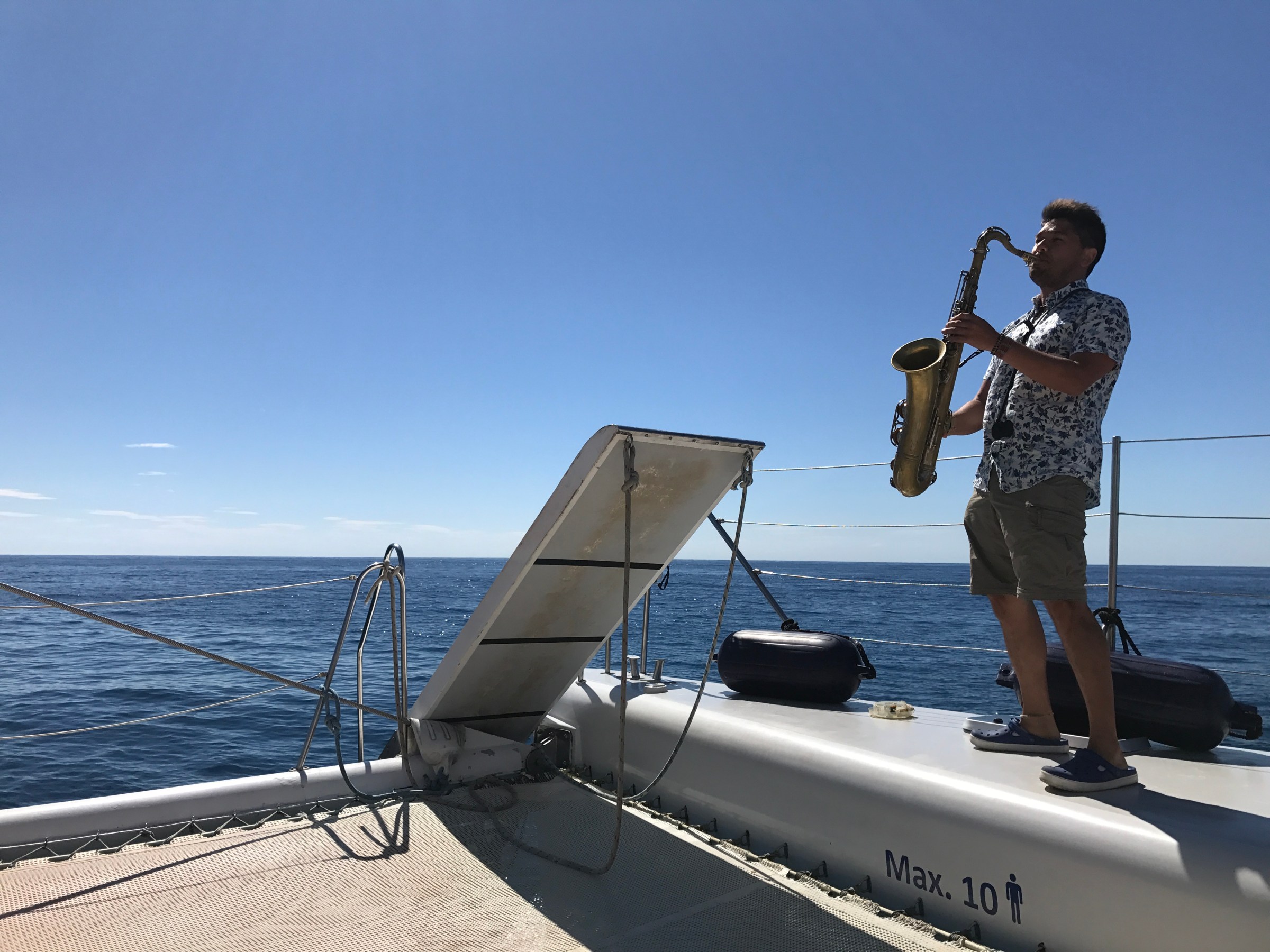 Saxofonista tocando a bordo del catamarán