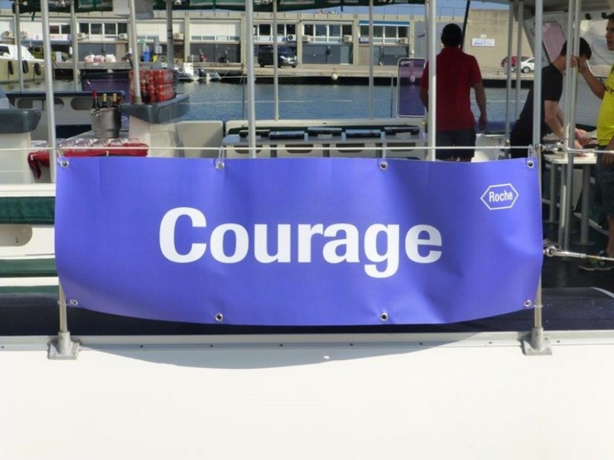 Lona serigrafiada para evento en catamarán