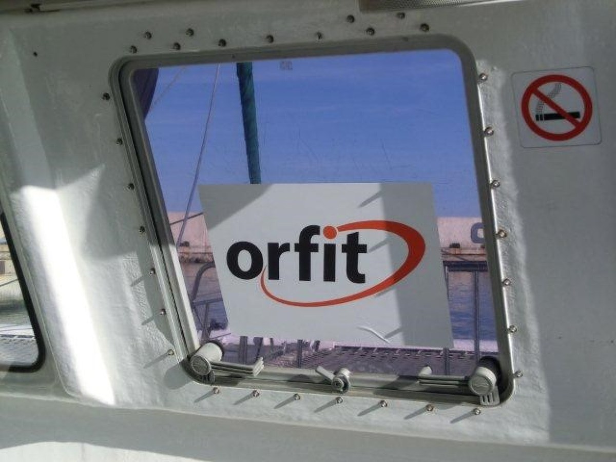 Sticker en las ventanasd el catamarán