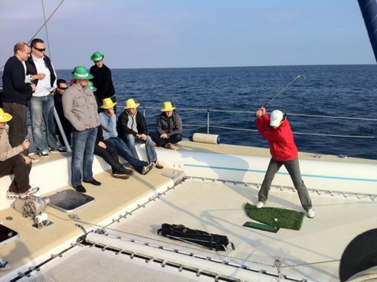 Jugando a golf a bordo del catamarán en Barcelona
