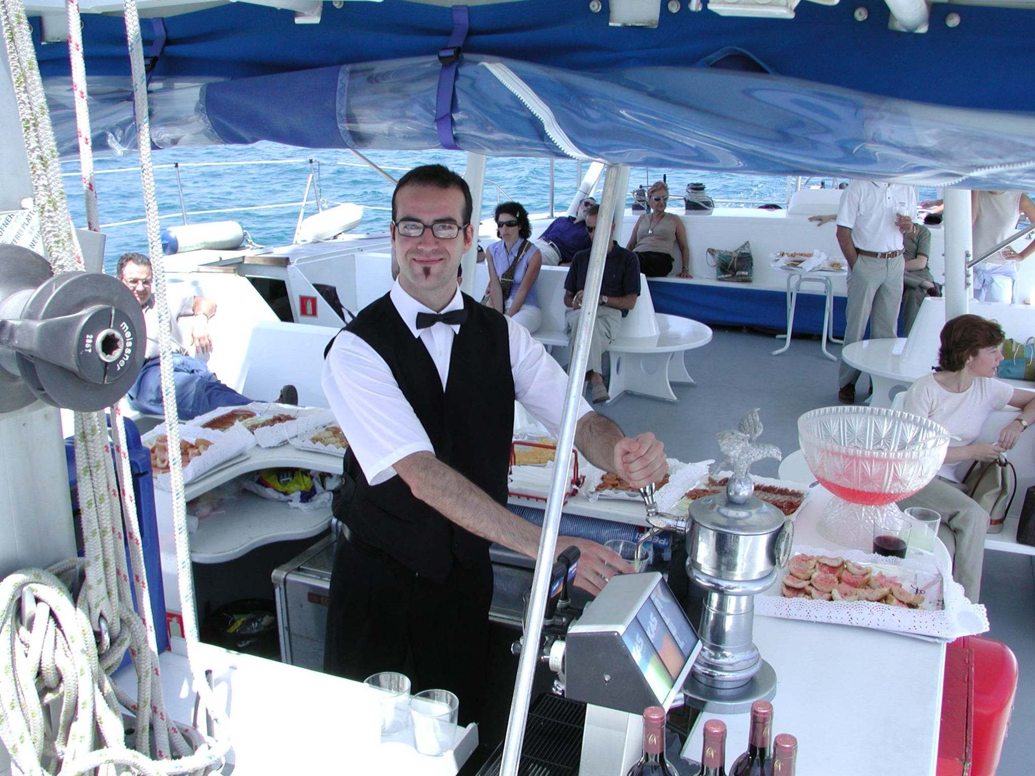 Camarero durante un evento en el catamarán