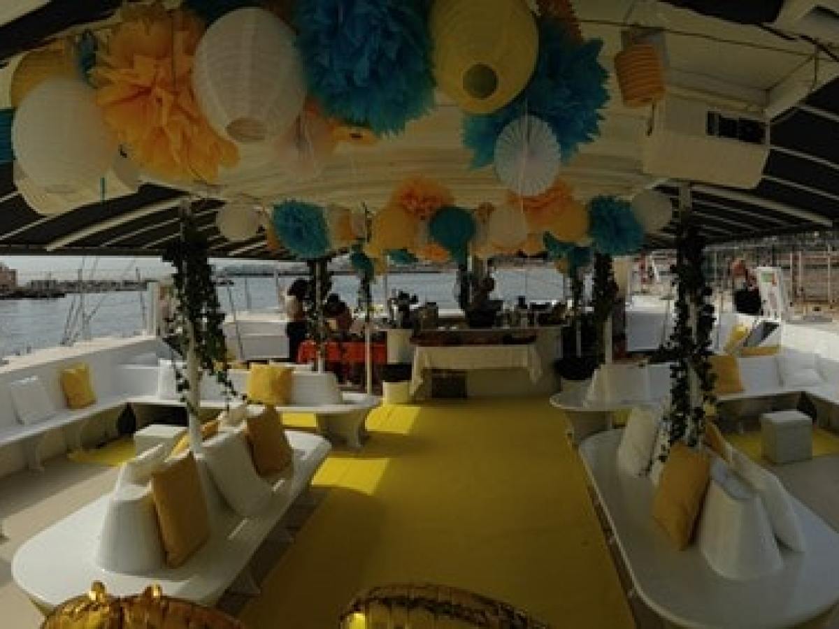 Catamarán decorado para una celebración privada