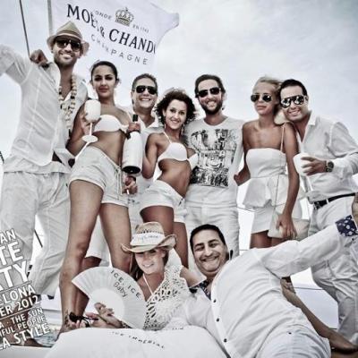 Grupo disfrutando de la White Party en Barcelona